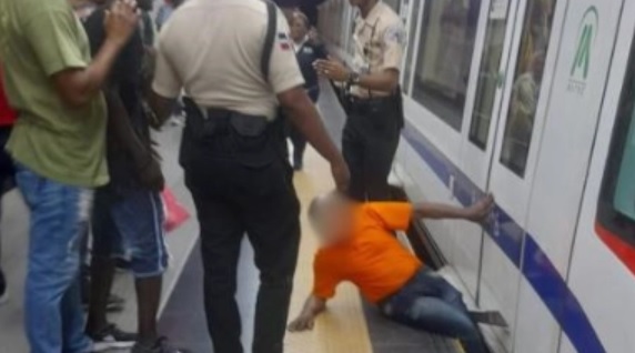Hombre cae a vía de línea 2 del metro SD, condición es grave