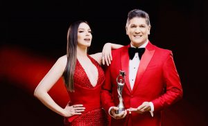 Artista Eddy Herrera se destaca como presentador de premios Artista Eddy Herrera se destaca como presentador de premios