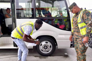 Intrant inspecciona vehículos para garantizar seguridad vial