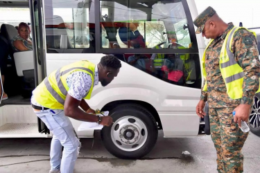 Intrant inspecciona vehículos para garantizar seguridad vial