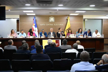 JCE intercambia con partidos sobre cambios de documentos