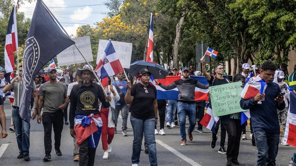 Protestan frente Palacio contra migración irregular de haitianos | AlMomento.net Protestan frente Palacio contra migración irregular de haitianos | AlMomento.net