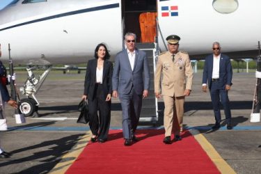 Presidente retorna al país tras participar en funerales del papa