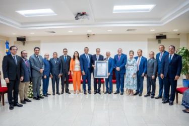 Senado reconoce trayectoria del poeta y escritor José Mármol Senado reconoce trayectoria del poeta y escritor José Mármol