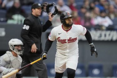 Dominicano Carlos Santana da jonrón en victoria de Guardians