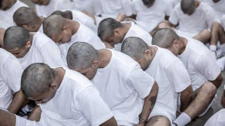 EEUU: Trump defiende la deportación cárceles El Salvador