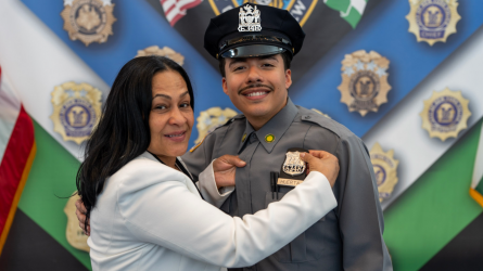 612 nuevos oficiales se suman a NYPD, uno pudo haber sido Junior Guzmán