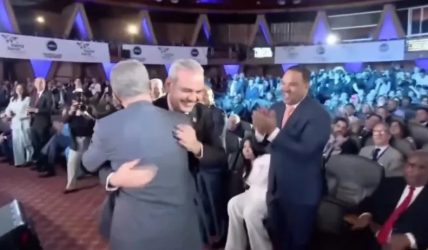 Abinader y Leonel se abrazan en Congreso Mundial del Derecho