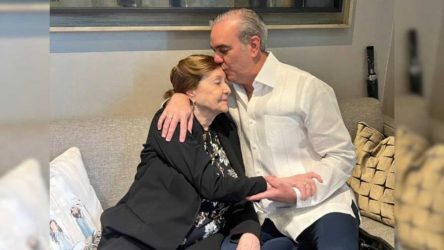 Presidente Abinader felicita a madres dominicanas en su día