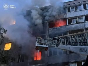 Dos muertos y ocho heridos en otro ataque ruso contra Kiev