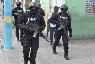 Más de 2 decenas arrestados en allanamientos en barrio de SD Más de 2 decenas arrestados en allanamientos en barrio de SD