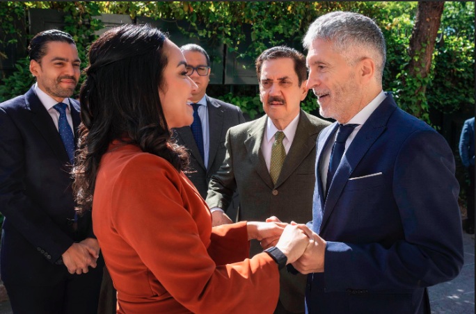 Ministros Interior de España y Dominicana sostienen diálogo | AlMomento.net