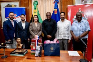 JAMAICA: Embajada RD dona 509 libros a universidad JAMAICA: Embajada RD dona 509 libros a universidad