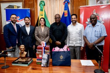 JAMAICA: Embajada RD dona 509 libros a universidad JAMAICA: Embajada RD dona 509 libros a universidad