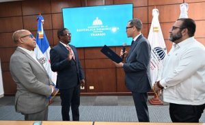 Ministro Trabajo juramentan Agustín Burgos en la Dirección Ejecutiva del IDOPPRIL