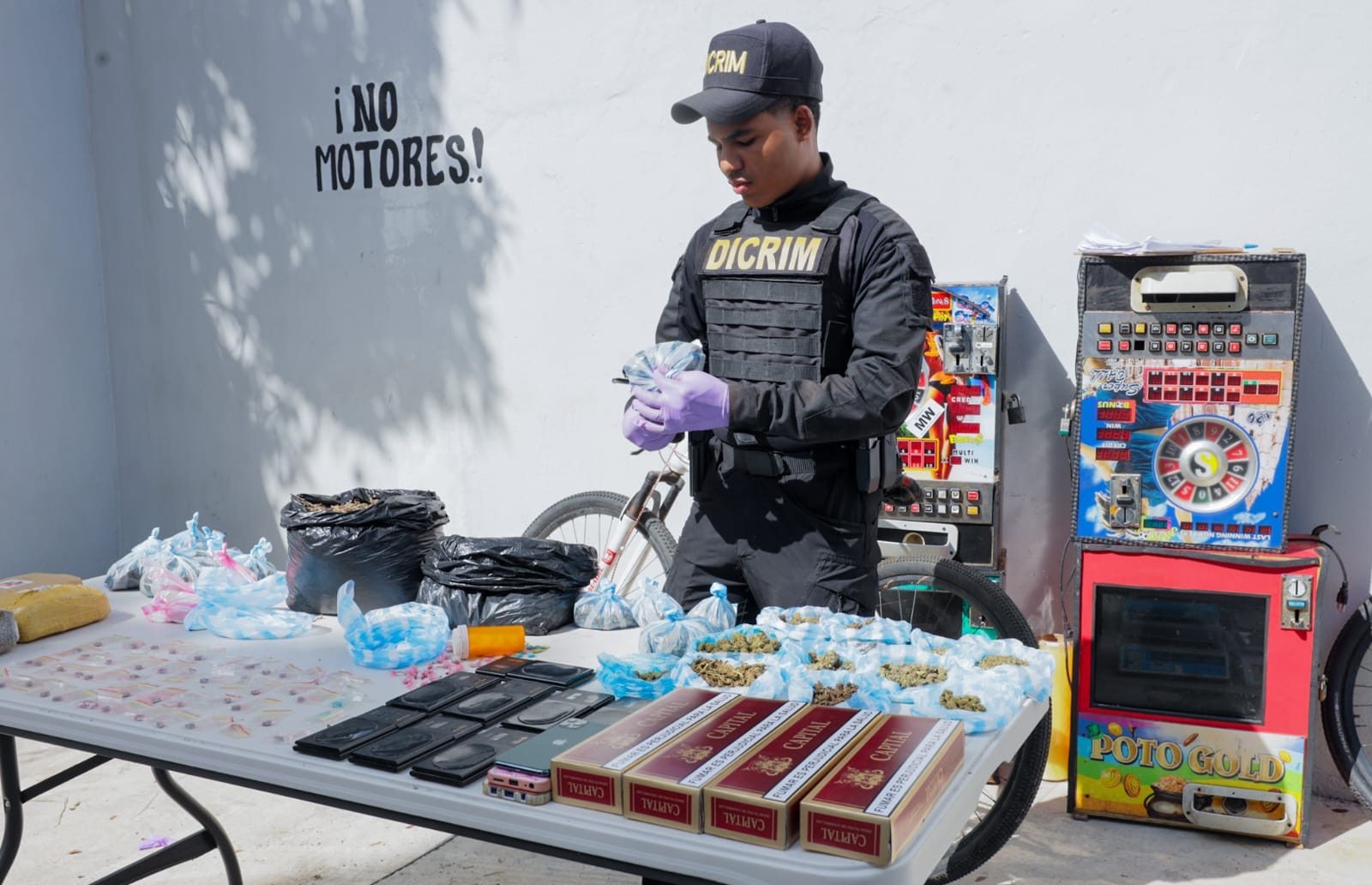 PN decomisa drogas y detiene 33 haitianos indocumentados PN decomisa drogas y detiene 33 haitianos indocumentados