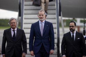Rey de España llega a SD para participar en Congreso Mundial