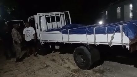 DUVERGE: Detienen camionero transportaba indocumentados