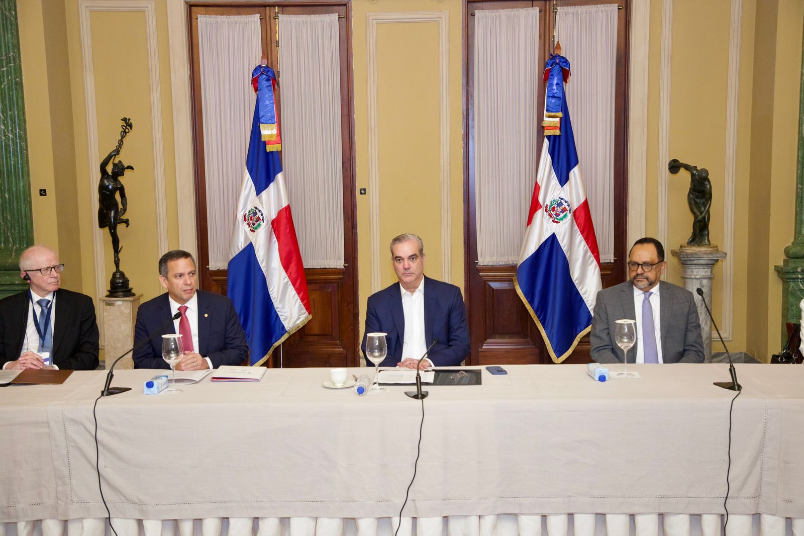 Abinader recibe Declaración de SD al culminar Cumbre Judicial Abinader recibe Declaración de SD al culminar Cumbre Judicial