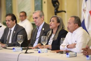 Presidente reconoce patólogos forenses tras tragedia Jet Set Presidente reconoce patólogos forenses tras tragedia Jet Set