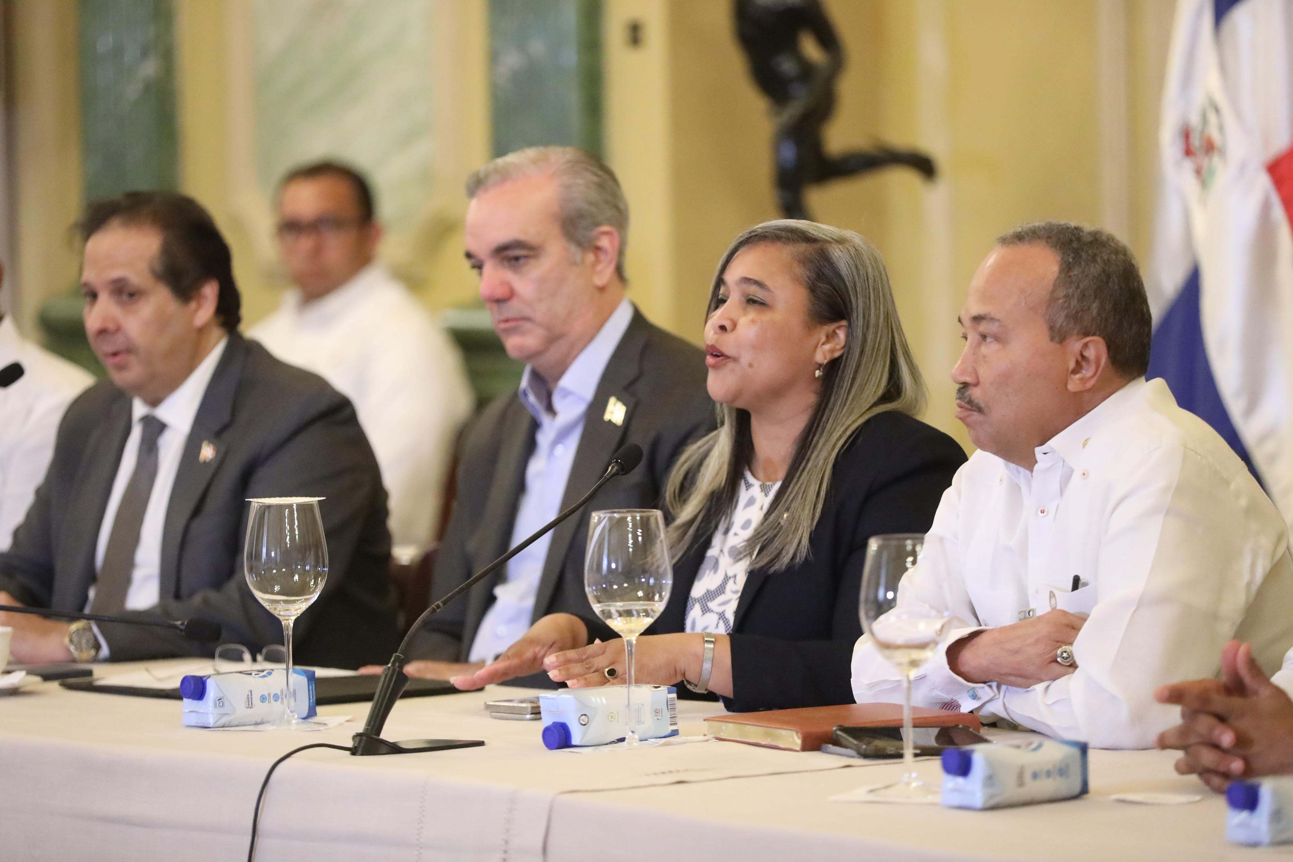 Presidente reconoce patólogos forenses tras tragedia Jet Set imagen