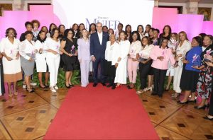 Abinader reconoce a 36 mujeres con el premio “Mujer Supérate” Abinader reconoce a 36 mujeres con el premio “Mujer Supérate”