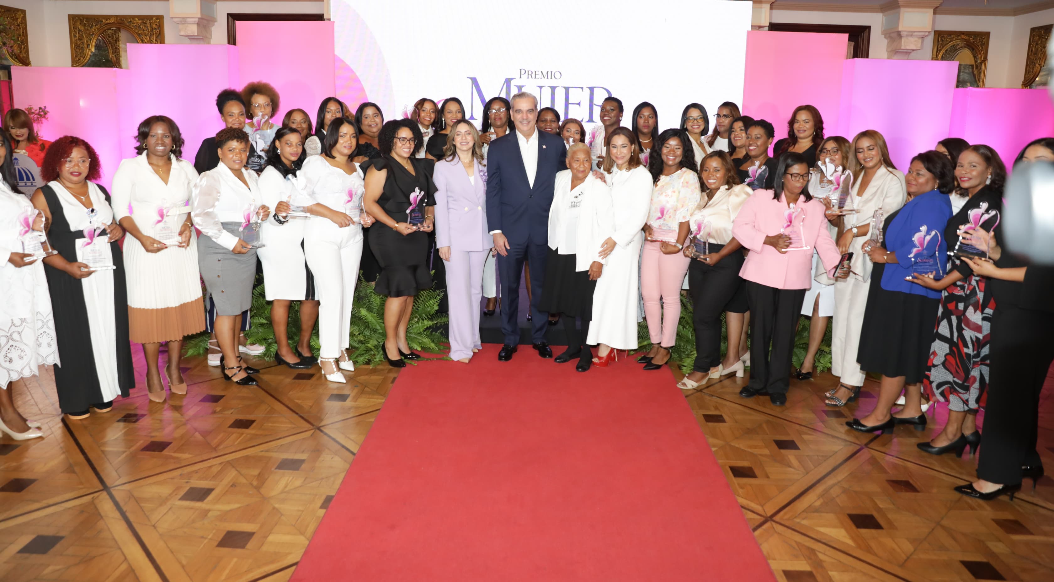 Abinader reconoce a 36 mujeres con el premio “Mujer Supérate” imagen