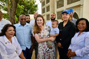 Alcaldesa del DN recorre el cementerio y felicita a madres Alcaldesa del DN recorre el cementerio y felicita a madres