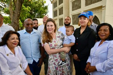 Alcaldesa del DN recorre el cementerio y felicita a madres Alcaldesa del DN recorre el cementerio y felicita a madres