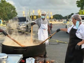 Chef Velázquez cocina asopao de mariscos para mil personas Chef Velázquez cocina asopao de mariscos para mil personas