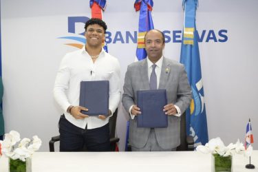 Banreservas y Juan Soto firman acuerdo promover orgullo RD Banreservas y Juan Soto firman acuerdo promover orgullo RD