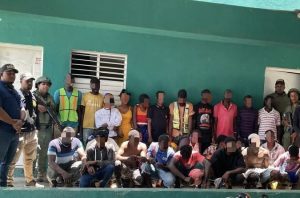 Detienen 28 haitianos erigían casas en una reserva natural