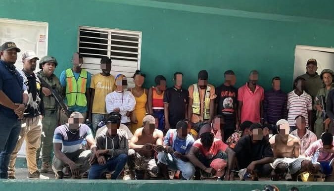 Detienen a 28 haitianos erigían casuchas en una reserva natural Detienen a 28 haitianos erigían casuchas en una reserva natural