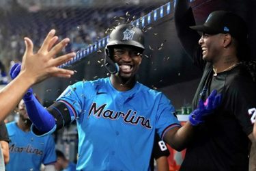 Dominicano Jesús Sánchez pega jonrón y triple victoria Marlins
