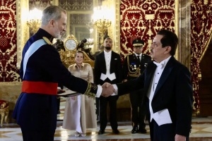 ESPAÑA: Nuevo embajador de RD entrega credenciales al rey