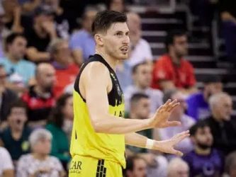 Dominicano Justin Minaya firma con Portland y debuta en NBA