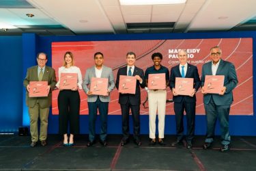 Presentan libro recoge mejores momentos carrera de Paulino Presentan libro recoge mejores momentos carrera de Paulino