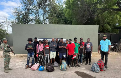 VALVERDE: El Ejército detiene a 16 haitianos indocumentados VALVERDE: El Ejército detiene a 16 haitianos indocumentados