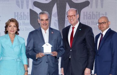 Presidente Abinader reconocido por organización «Hábitat RD»
