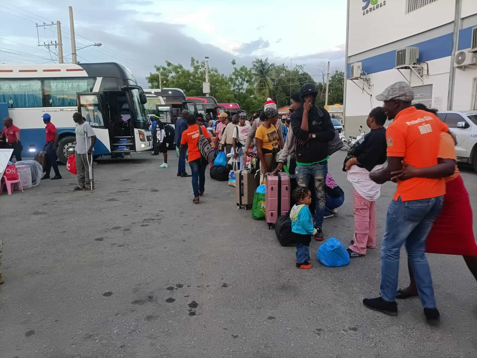 Funcionarios Haití supervisan operativo de retorno voluntario Funcionarios Haití supervisan operativo de retorno voluntario