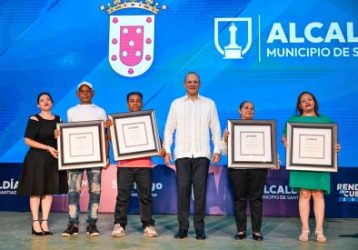 Alcaldía de Santiago reconoce empleados con 30 años servicio Alcaldía de Santiago reconoce empleados con 30 años servicio