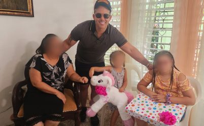 El Blachy comparte con niñas huérfanas por tragedia Jet Set