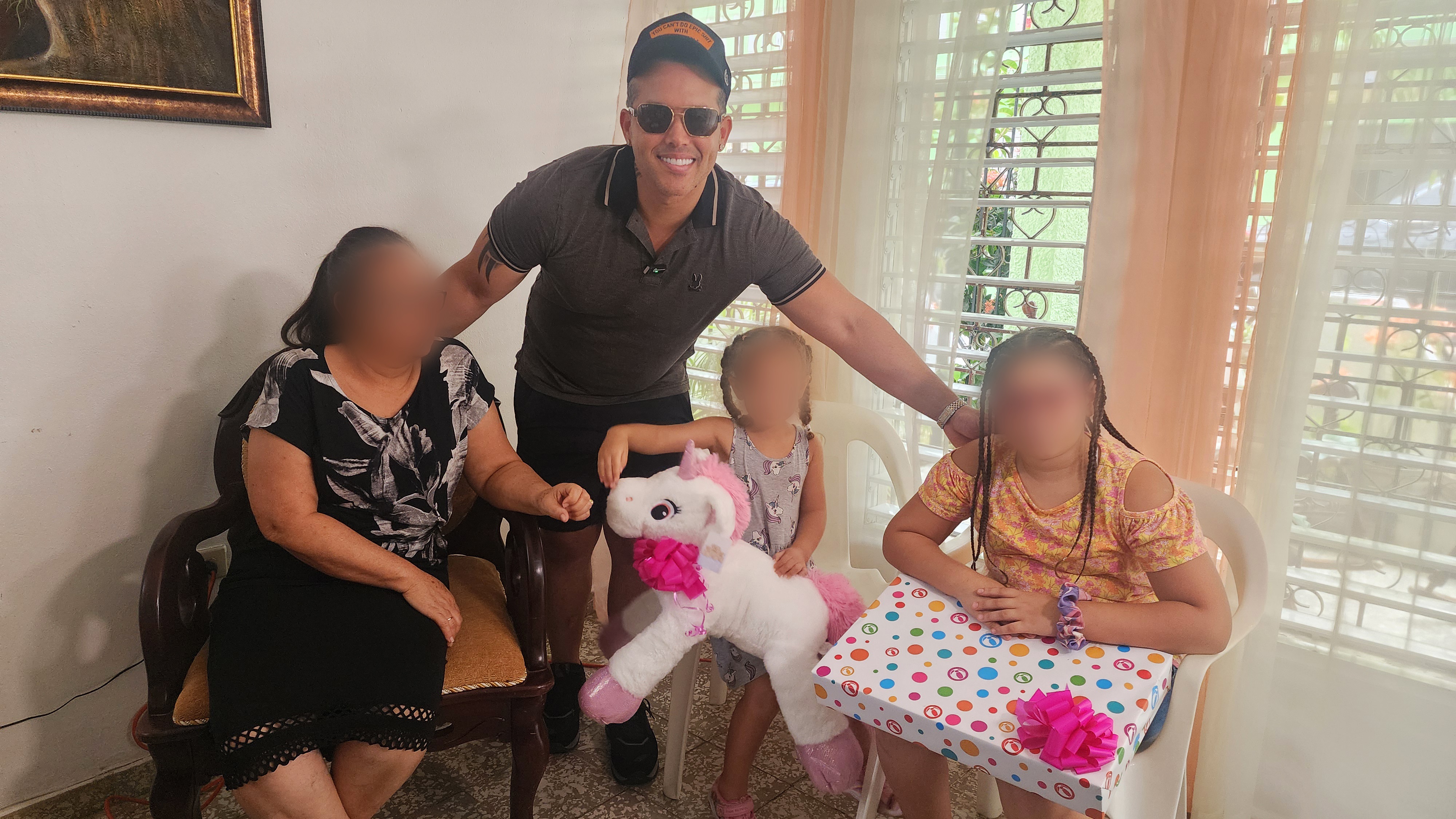 El Blachy comparte con niñas huérfanas por tragedia Jet Set imagen