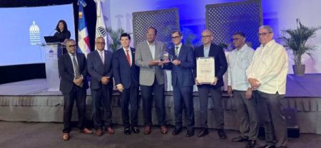 César Iglesias recibe premio nacional por excelencia laboral César Iglesias recibe premio nacional por excelencia laboral