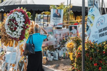 Alcaldía del DN coloca flores y renueva altar frente a Jet Set