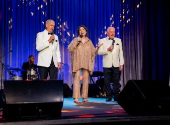 Presentan con éxito comedia “Una noche de risas con propósito”