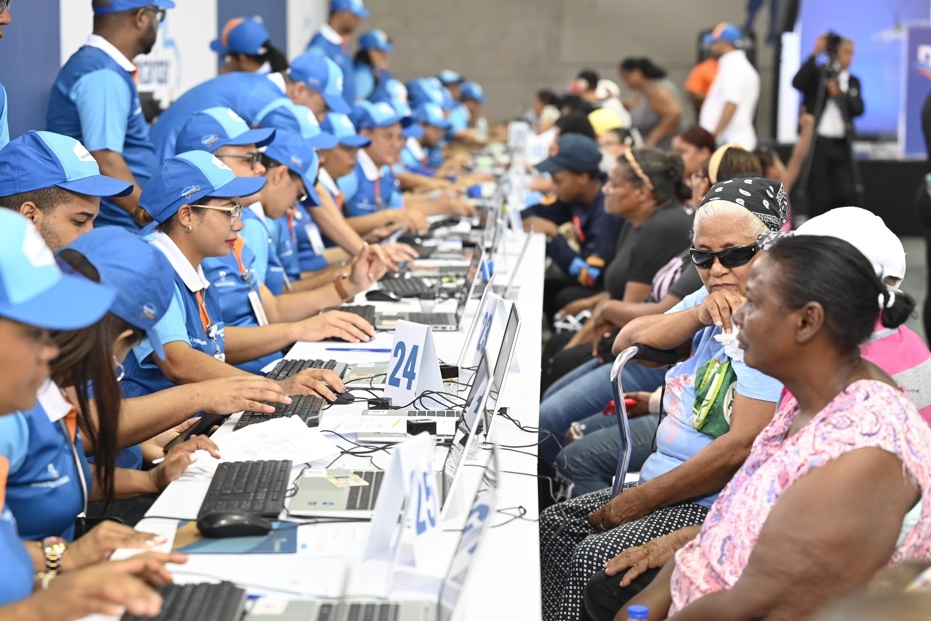 Banreservas realiza jornada de bancarización en el Capotillo imagen