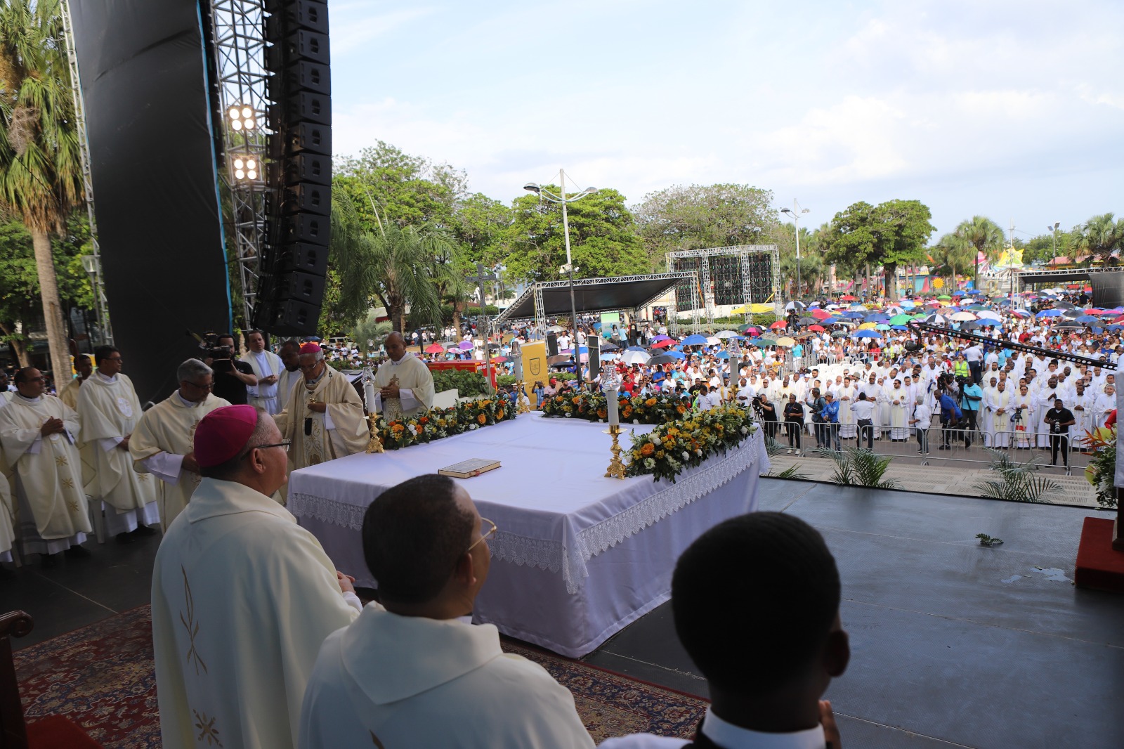Miles dominicanos participan en celebración del Corpus Christi