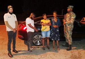 Apresan dominicano y haitiano por transporte indocumentados