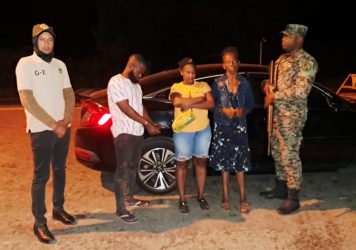 Apresan dominicano y haitiano por transporte indocumentados